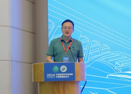 广东省科学院广州地理研究所副所长吴旗韬研究员主持开幕式.jpg