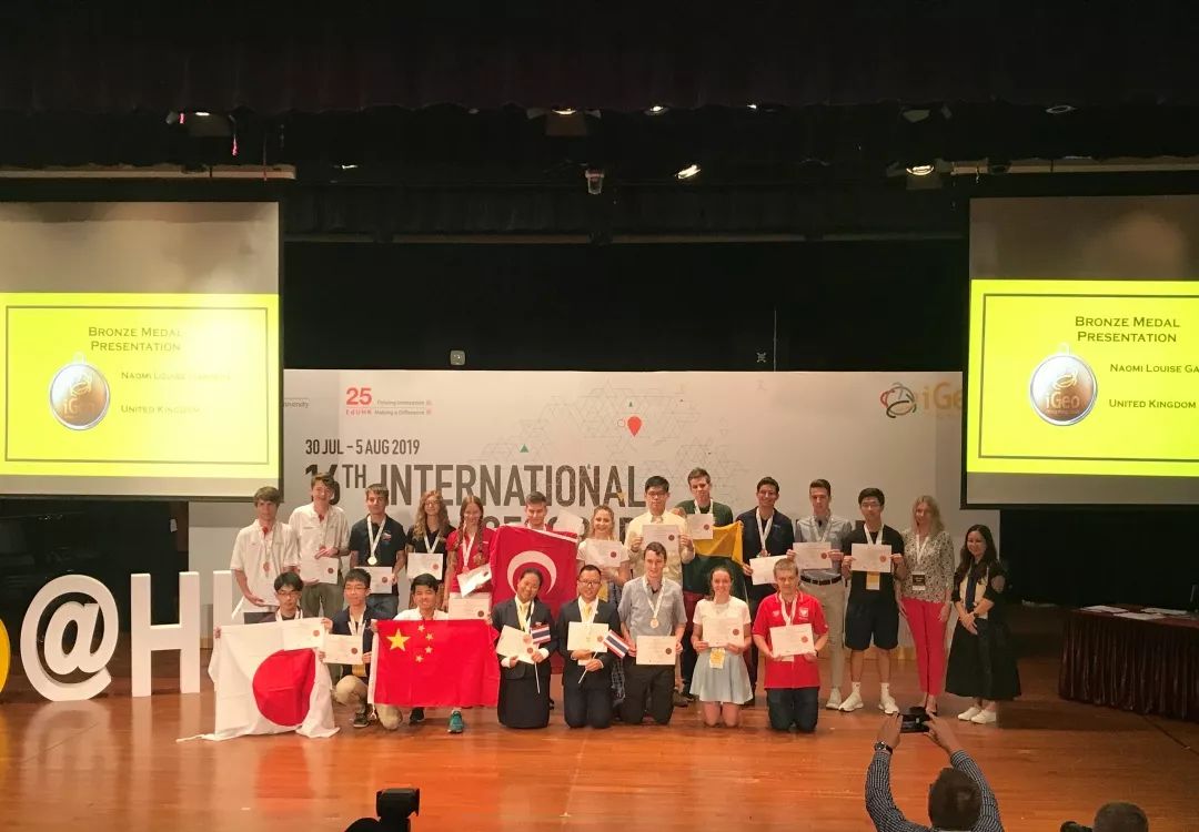 张千一同学上台领奖.jpg