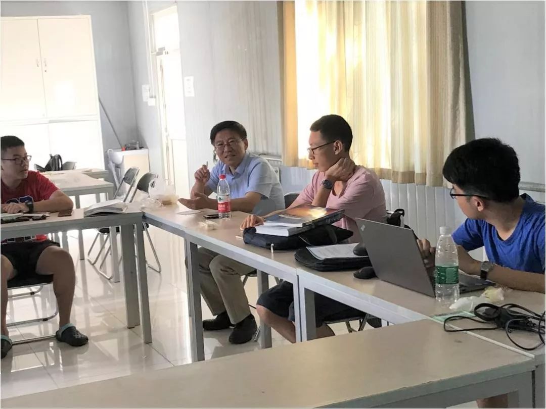 王民教授与参赛选手进行交流.jpg